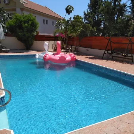 Sunny Maisonette לימסול